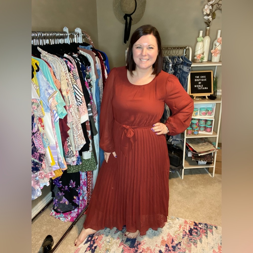 Simple and Pleated Dress in Rust